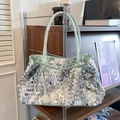 Dettaglio di paillettes argentate sulla borsa tote con manico in pelle verde menta - Verde