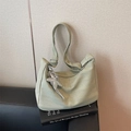Borsa tote verde chiaro con trama a spina di pesce e ciondolo a stella marina - Verde