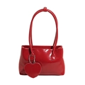 Bolso de hombro baguette rojo brillante con colgante de corazón y acabado metal - Rojo