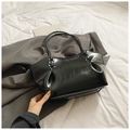 Sac fourre-tout noir moderne avec finition en cuir verni et détails plissés - Sans Pendentif / Noir
