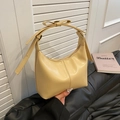 Bolso bandolera beige elegante con detalle de lazo en el asa fabricado en piel sintética suave - Amarillo