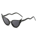 Modische schwarze Cat-Eye-Sonnenbrille mit Schlangentextur und gewellten Bügeln - Schwarzer Rahmen Graue Gläser