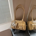Abrikooskleurige lakschoudertas met zilveren hardware en zakken met krokodillenprint - Met Hanger Stijl / Khaki