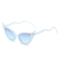 Cat-Eye Wellen-Sonnenbrille in lichtblau-transparent mit Verlaufsgläsern und Kunstrahmen - Gelee Blauer Rahmen Graublaue Gläser