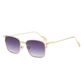 Modische quadratische Gold-Sonnenbrille mit lila Verlaufsgläsern in 45-Grad-Ansicht - Goldrahmen Verlaufs-Graue Gläser