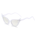 Schicke weiße Cat-Eye Sonnenbrille mit wellenförmigen S-Bügeln und avantgardistischem Rahmen - Gelee Weißer Rahmen Silberne Spiegelgläser