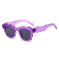 Schicke gewellte lila Sonnenbrille mit unregelmäßigem Retro-Rahmen und dunklen Gläsern - Transparenter Violetter Rahmen Graue Gläser
