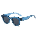 Modische Wellenrahmen Sonnenbrille in Transparent-Blau mit dunklen Gläsern, Modell M1150 - Transparenter Blauer Rahmen Graue Gläser
