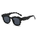 Modische gewellte schwarze Sonnenbrille mit Wellenrahmen im 45-Grad-Winkel von vorne - Schwarzer Rahmen Graue Gläser