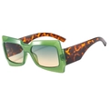 Lunettes de soleil carrées oversize vert translucide avec branches en écaille - Monture Verte Verres Vert Jaune