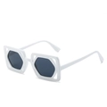 Lunettes de soleil blanches ajourées carrées avec verres hexagonaux gris pour femmes - Monture Blanche Verres Gris