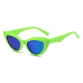 Lunettes de soleil œil de chat vert fluo avec verres bleus réfléchissants et clous - Monture Verte Verres Verts Irisés