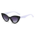Occhiali da sole cat eye con montatura nera, stanghette bianche e lenti viola sfumate - Montatura Nera Asta Bianca Lenti Grigie