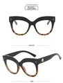 Dettaglio degli occhiali cat-eye con stampa leopardata nera e finiture in oro - Nero e Leopardo