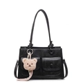 Borsa tote in pelle nera opaca con dettagli tasca e ciondolo a forma di orso rosa - Con Ciondolo / Nero