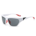 Weiße Sport-Sonnenbrille mit grauen Gläsern und roten Antirutsch-Pads für Radsport - Weißer Rahmen Graue Gläser