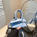 Lichtblauwe mini handtas van leer met textuur en een verstelbare riem - Blauw