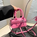 Roze mini schelptas van leer met kiezelmotief, zilveren gesp en dunne schouderriem - Roze