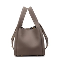 Secchiello minimalista color taupe in pelle martellata con dettagli di borchie dorate - Cachi