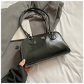 Sac sous le bras minimaliste en cuir brillant noir avec des détails argentés chic - Noir sans Pendentif