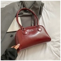 Sac à main minimaliste en cuir rouge foncé avec fini brillant et logo en métal - Rouge (Sans Pendentif)