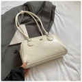 Sac à épaule beige brillant avec doubles bretelles et logo argenté sur veste grise - Blanc Sans Pendentif