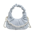 Borsa a mano azzurra a pieghe stile nuvola con catena di perle e tracolla in metallo su bianco - Blu