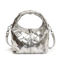 Detail der silbernen Flecht-Tasche mit Fokus auf Metallic-Textur und Handgriff-Design - Silber
