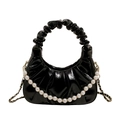 Elegante bolso nube plisado negro con cadena de perlas blancas y acabado brillante - Negro