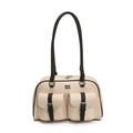 Dettaglio borsa bowling intrecciata crema con cinturini in pelle nera e tasche con fibbia - Con Ciondolo / Nero