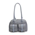 Dettaglio borsa a tracolla texture denim con due tasche frontali e cerniere in metallo argento - Con Ciondolo / Blu