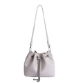 Bolso tipo cubo color crema con acabado brillante y detalles de cadena plateada - Blanco Roto