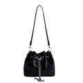 Bolso cubo negro brillante con cordón de cadena plateada y acabado en charol de espejo - Negro