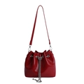 Bolso tipo cubo de charol rojo con cordón de cadena plateada y correa de cuero rojo - Rojo