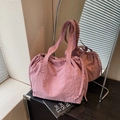 Hellrosa Nylon-Shopper mit Kordelzug, großer Vordertasche und langen Schulterriemen - Rosa