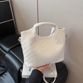 Minimalistische weiße geflochtene Beuteltasche aus PU-Leder mit passendem Gurtband - Weiß