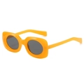 Chicke orangefarbene, dicke rechteckige Sonnenbrille mit dunklen Gläsern im Retro-Stil - Oranger Rahmen Graue Linse
