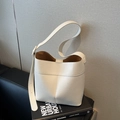 Bolso saco blanco minimalista con diseño de lichi y correa de hombro ajustable - Blanco Roto