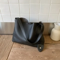 Borsa tote nera minimalista in pelle a grana di litchi con tracolla larga e ciondolo - Nero