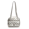 Gesteppte silberne Schultertasche aus Kunstleder mit Rautenmuster und Sternanhänger - Silber