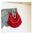 Bolso de ganchillo rojo con rayas blancas y un lindo colgante de fresa - Con Ornamento / Rojo