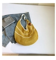 Bolso hobo amarillo de paja tejida con rayas blancas onduladas y colgante de fresa - Con Ornamento / Amarillo