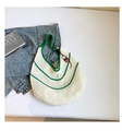 Bolso de hombro tejido a mano con rayas blancas y verdes y un colgante de fresa - Con Ornamento / Blanco