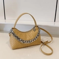 Borsa a mezzaluna intrecciata color zenzero con catena argento e tracolla regolabile - Giallo