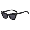Lunettes de soleil papillon noires à monture ondulée et rivets dorés de style rétro - Monture Noire Verres Gris