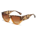 Fashionable oversized tortoise shell sunglasses with wide temples and brown gradient lenses - Leopard Tea Frame Tea Lens