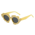 Modische gelbe Sonnenbrille in Blumenform mit Glitzereffekt und dunklen Gläsern - Gelber Rahmen Graue Gläser