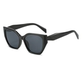 Occhiali da sole geometrici cat-eye con montatura nera spessa e lenti grigio scuro - Montatura Nera Lenti Grigie