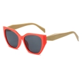 Occhiali da sole geometrici cat eye con montatura arancione e stanghette beige - Montatura Rossa Aste Caffè Lenti Grigie