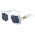 Lunettes de soleil carrées blanches avec branches chaînées et badge floral doré - Monture Blanche Verres Gris